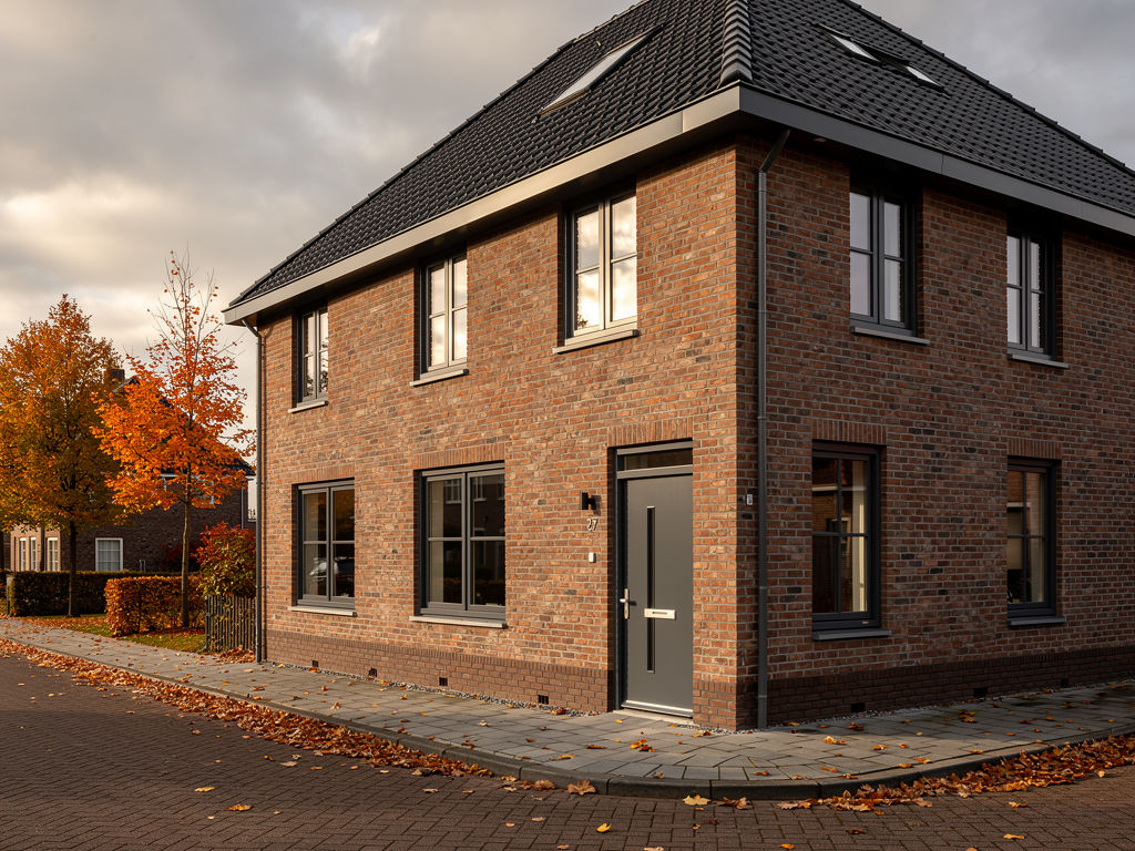 Vrijstaande woning in Haarlem met antracietkleurige kunststof kozijnen en voordeur